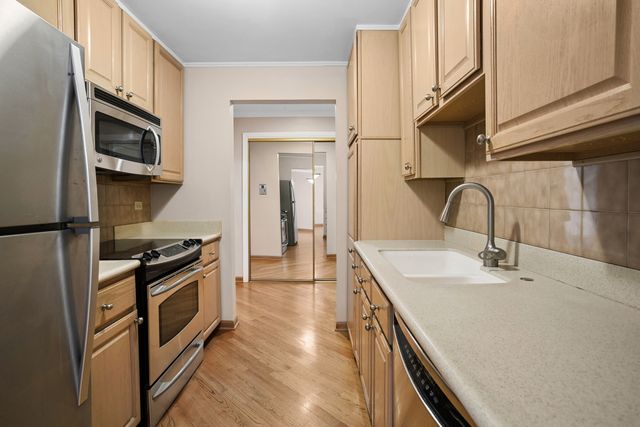 400 Ascot Drive 1E, Park Ridge, IL 60068