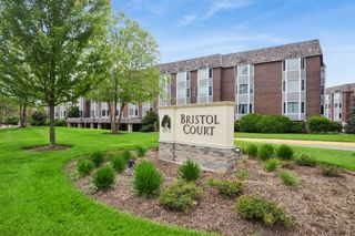 400 Ascot Drive 1E, Park Ridge, IL 60068