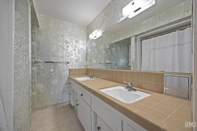 204 Carr Street, Bakersfield, CA 93309