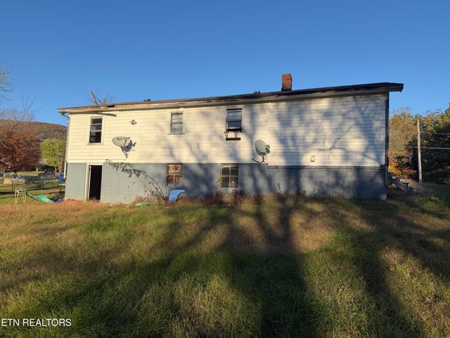 200 McCarroll Lane, Harriman, TN 37748