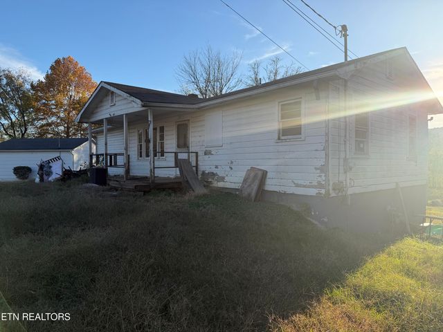 200 McCarroll Lane, Harriman, TN 37748