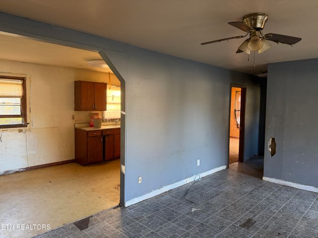 200 McCarroll Lane, Harriman, TN 37748