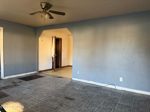 200 McCarroll Lane, Harriman, TN 37748