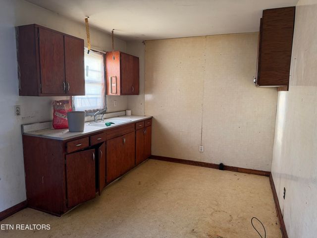 200 McCarroll Lane, Harriman, TN 37748