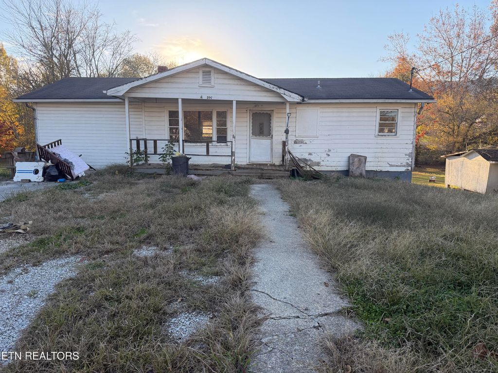 200 McCarroll Lane, Harriman, TN 37748