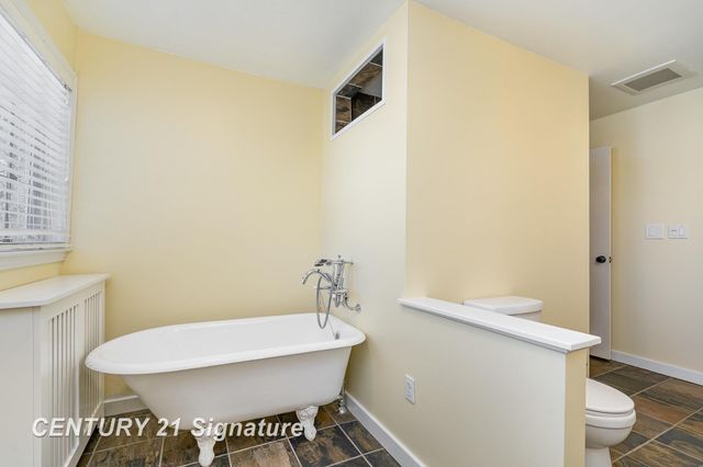 105 Parkwood Court, Bay City, MI 48706