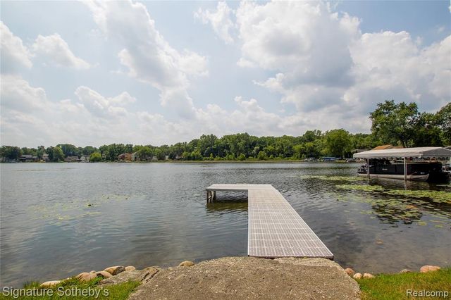 9393 Boncrest Street, Commerce Twp, MI 48382