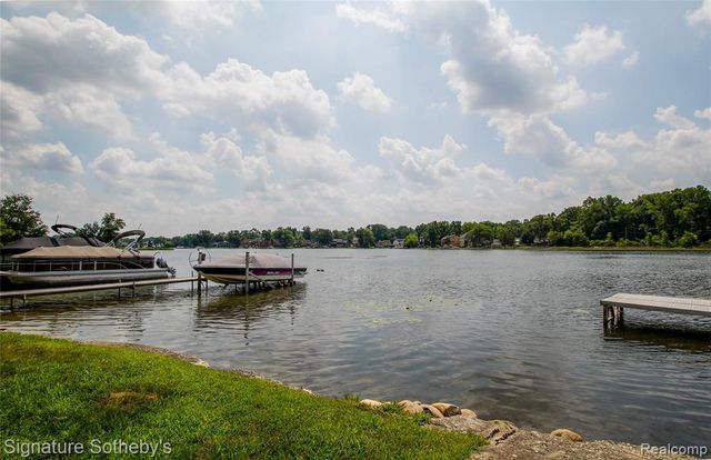 9393 Boncrest Street, Commerce Twp, MI 48382