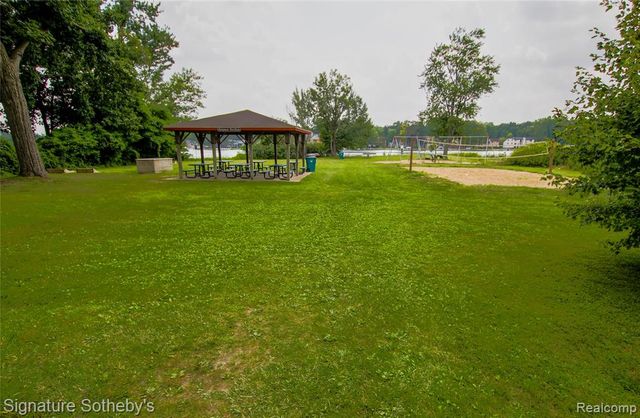 9393 Boncrest Street, Commerce Twp, MI 48382