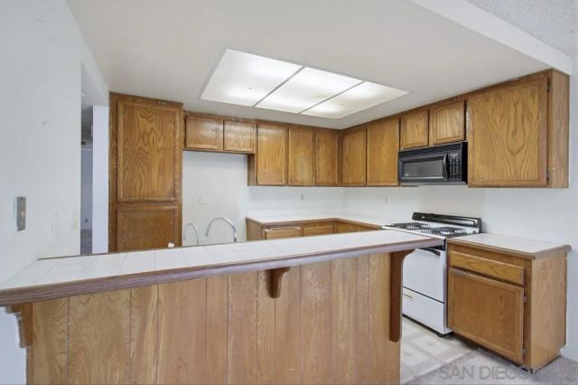 387 N Melrose Dr D, Vista, CA 92083