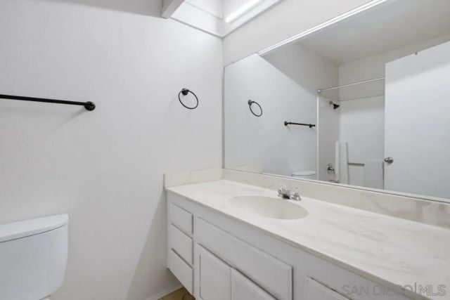 387 N Melrose Dr D, Vista, CA 92083