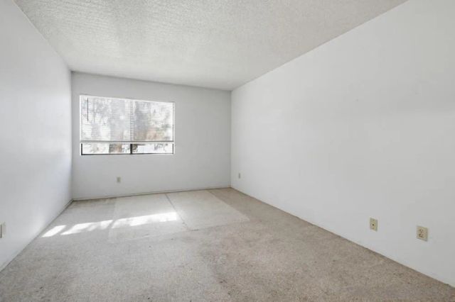 387 N Melrose Dr D, Vista, CA 92083