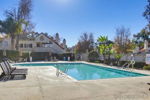 387 N Melrose Dr D, Vista, CA 92083