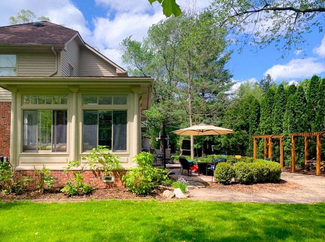 31495 Sleepy Hollow Lane, Beverly Hills, MI 48025