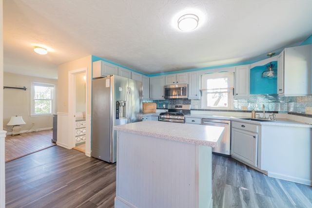 83 Beach St, Plymouth, MA 02360