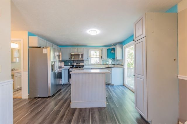 83 Beach St, Plymouth, MA 02360