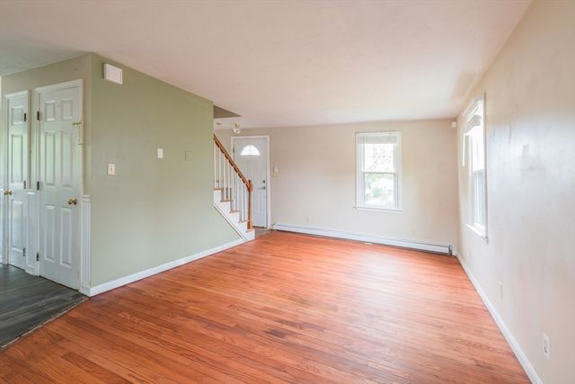 83 Beach St, Plymouth, MA 02360