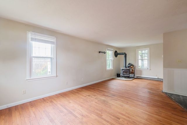 83 Beach St, Plymouth, MA 02360