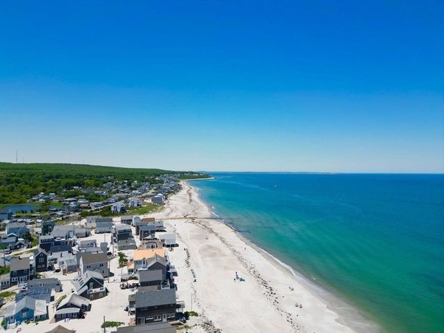 83 Beach St, Plymouth, MA 02360