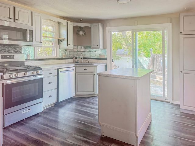 83 Beach St, Plymouth, MA 02360