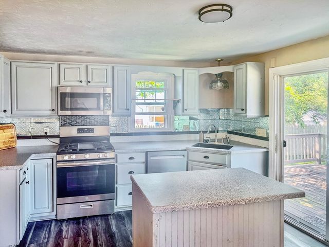 83 Beach St, Plymouth, MA 02360