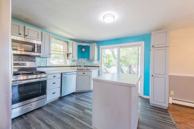 83 Beach St, Plymouth, MA 02360