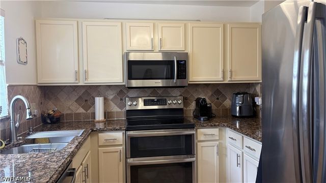 9064 Gervais CIR 105, Naples, FL 34120