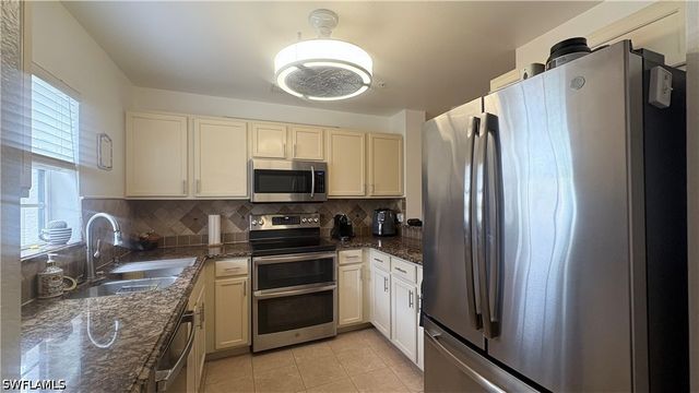 9064 Gervais CIR 105, Naples, FL 34120