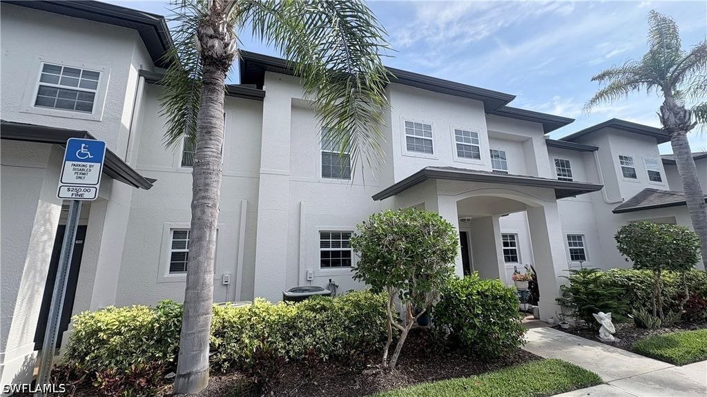 9064 Gervais CIR 105, Naples, FL 34120