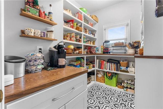 313 SW Bridlewood Court, Lee's Summit, MO 64081