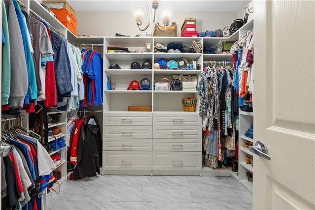 313 SW Bridlewood Court, Lee's Summit, MO 64081