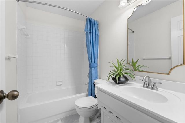 313 SW Bridlewood Court, Lee's Summit, MO 64081