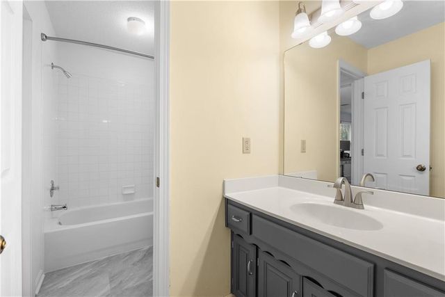 313 SW Bridlewood Court, Lee's Summit, MO 64081