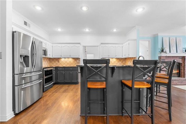 313 SW Bridlewood Court, Lee's Summit, MO 64081