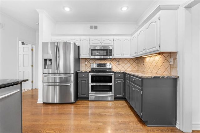 313 SW Bridlewood Court, Lee's Summit, MO 64081