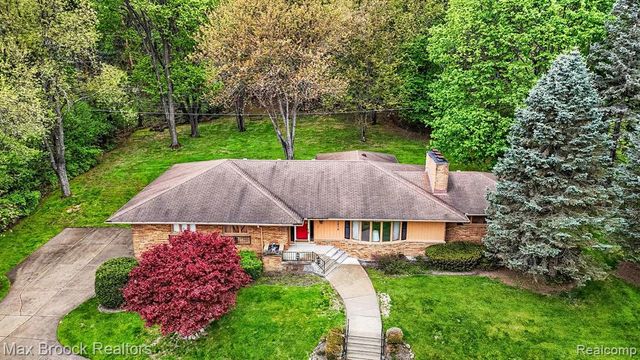 2870 Thedford Road, Bloomfield Hills, MI 48304