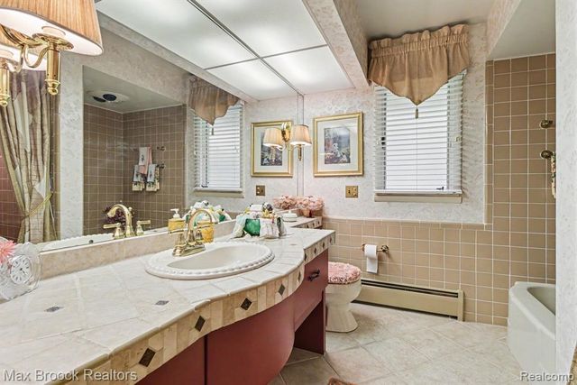 2870 Thedford Road, Bloomfield Hills, MI 48304