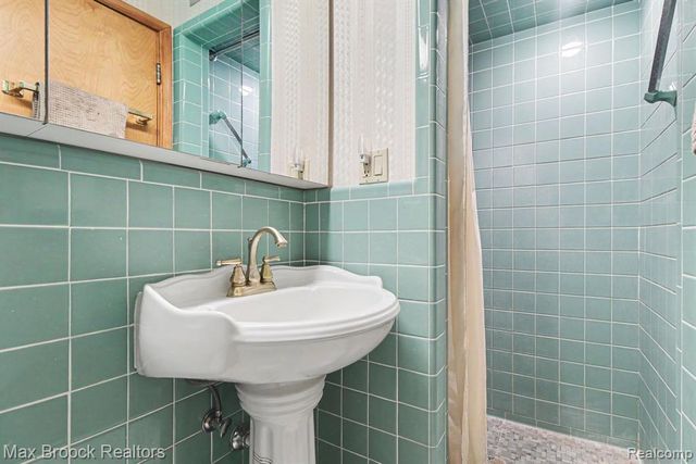 2870 Thedford Road, Bloomfield Hills, MI 48304