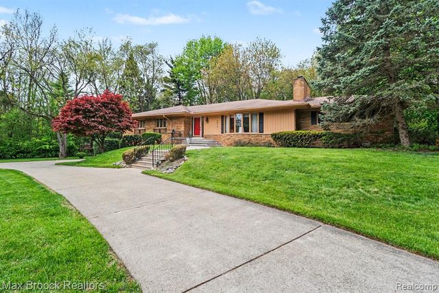 2870 Thedford Road, Bloomfield Hills, MI 48304