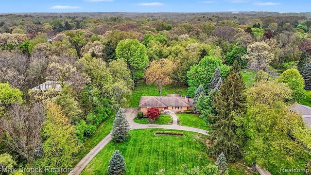 2870 Thedford Road, Bloomfield Hills, MI 48304