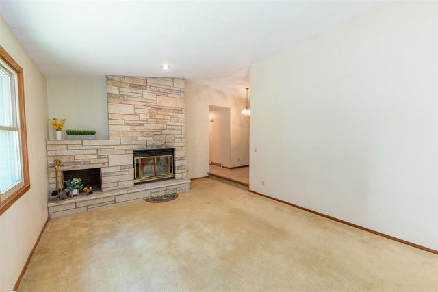 1032 PILGRIM ROAD, Neenah, WI 54956