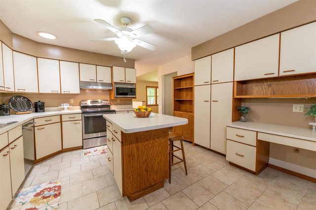 1032 PILGRIM ROAD, Neenah, WI 54956