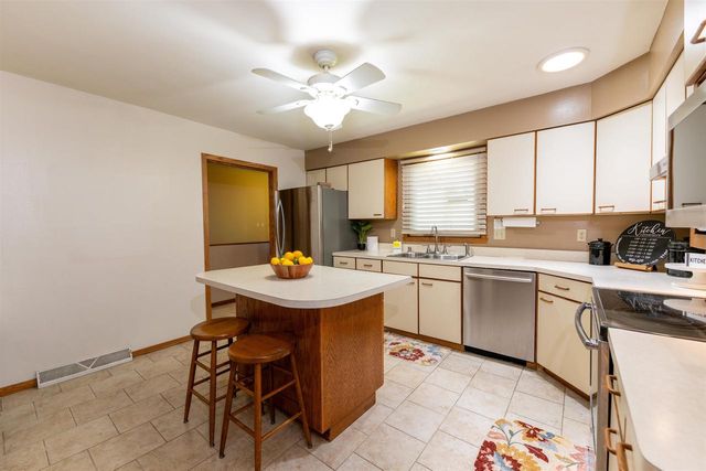 1032 PILGRIM ROAD, Neenah, WI 54956