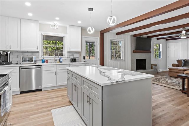 6732 Rollingwood Drive, Clemmons, NC 27012