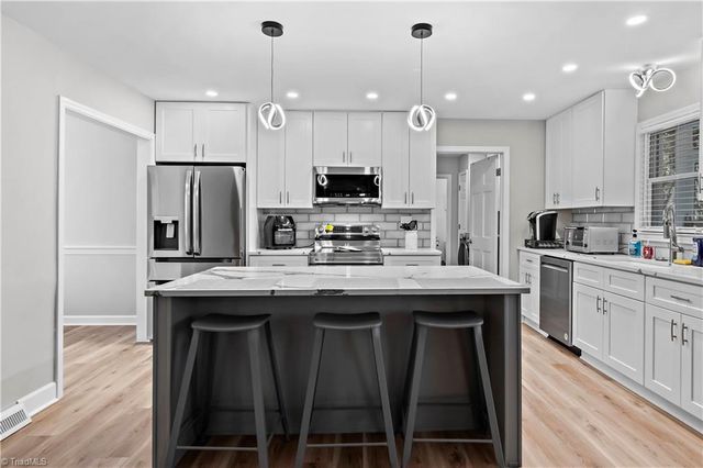 6732 Rollingwood Drive, Clemmons, NC 27012