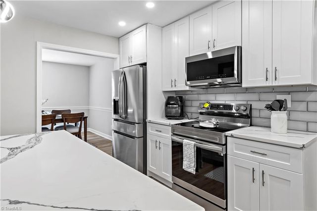 6732 Rollingwood Drive, Clemmons, NC 27012