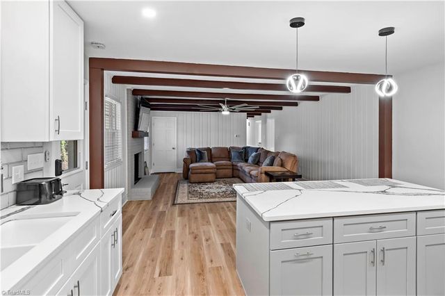 6732 Rollingwood Drive, Clemmons, NC 27012