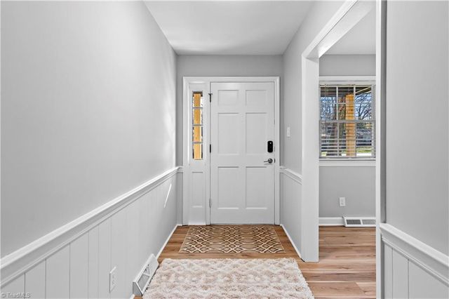 6732 Rollingwood Drive, Clemmons, NC 27012