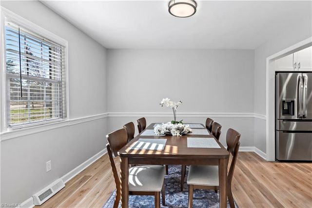 6732 Rollingwood Drive, Clemmons, NC 27012