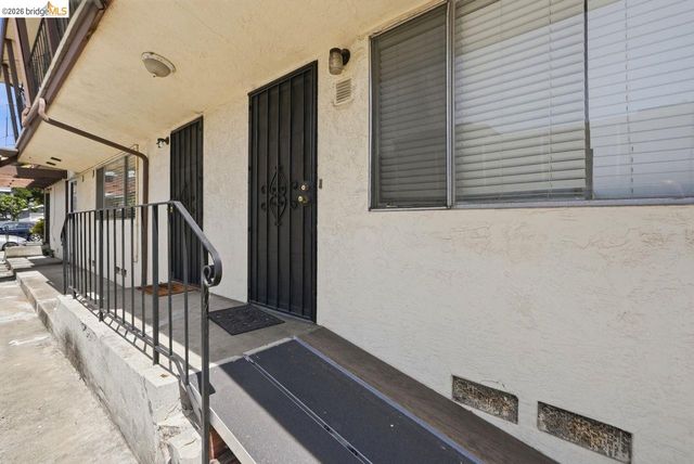 933 41St St, Oakland, CA 94608